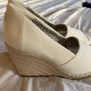 Tom’s Beige open toe heels with rattan wedge design, brand new and never worn